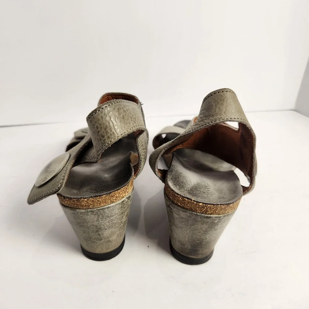 Taos Carousel 2 Wedge Heel Sandals Womens Size 8-8.5 Graphite Grey Leather Shoes